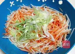 Illustration of how to stir-fry three shredded silkworms 1