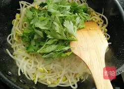 Illustration of how to make spicy soybean sprouts 9