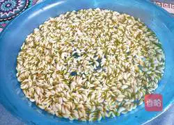 Illustration of how to steam locust flowers 3