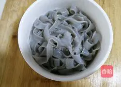 Illustration of how to make spicy and sour cabbage stir-fried wide noodles 2