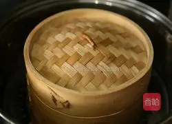 Illustration of how to steam chrysanthemum with rice flour 10