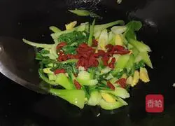 Illustration of how to stir-fry corn shoots with Shanghai greens 8