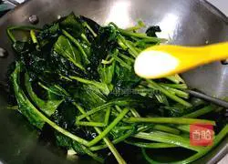 Illustration of how to make stir-fried spinach 5