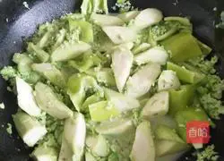 Illustration of how to make bean foam loofah 11