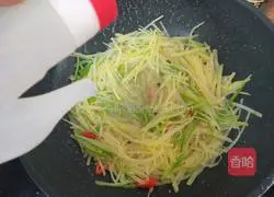  Illustration of how to make spicy and sour shredded potato bento 6