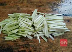 Illustration of how to make fried eggs with chives 1