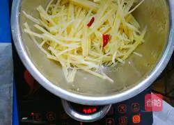 Illustration of how to make stir-fried shredded potatoes 4