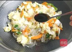 Illustration of how to make carrot and cabbage vermicelli 7