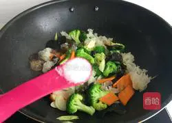 Illustration of how to make fried broccoli with both ears 9