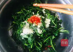 Illustration of how to make alfalfa mixed with soy sauce 4