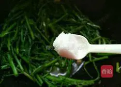 Illustration of how to make garlic asparagus flowers 7