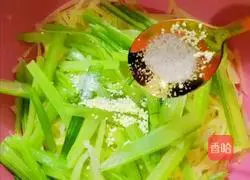 Illustration of how to make shredded potatoes and celery 9