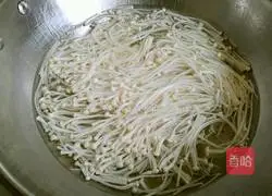 Illustration of how to mix enoki mushrooms 4