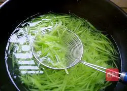 Illustration of how to make cold shredded lettuce 3
