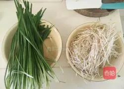 Illustration of how to make stir-fried bean sprouts with leeks 1