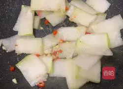 Illustration of how to stir-fry winter melon with chili 6