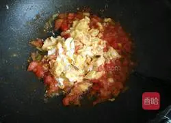 Illustration of how to make tomato scrambled eggs (same ingredients but different methods) 13
