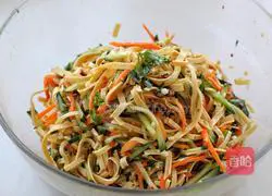 Illustration of how to make cucumber cold shredded dried tofu 8