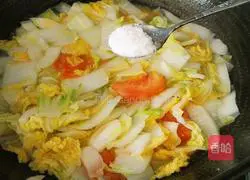 Illustration of how to stir-fry tomatoes and cabbage 9