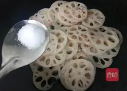 Illustration of how to make fried pork slices with lotus root 4