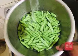 Illustration of how to make steamed braised noodles 3