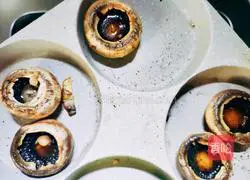 Illustration of how to make fried mushrooms with garlic and black pepper 7