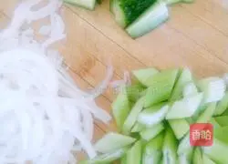 Illustration of how to make celery mixed with yuba 3