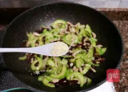 Illustration of how to make fried fungus with zucchini 12