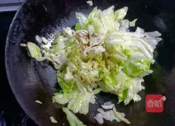 Illustration of how to make hand-shredded cabbage 8