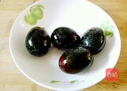 Illustration of how to make cucumber mixed with preserved eggs 7