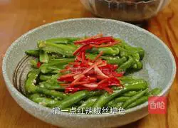 Illustration of how to make pickled peppers, sour and spicy appetizers, mixed with noodles and rice, which can be learned in 1 minute