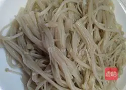 Illustration of how to mix Enoki mushrooms 5