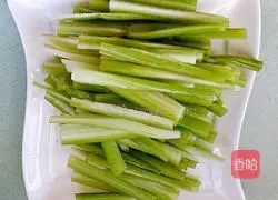 Illustration of how to make cold celery and enoki mushrooms 1