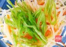 Illustration of how to make three shredded noodles with soy sauce 7