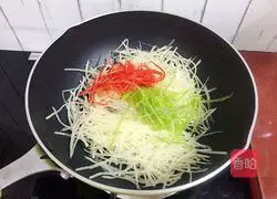 Illustration of how to make double pepper potato shreds 7