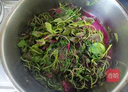 Illustration of how to make stir-fried red rice and amaranth 4