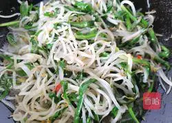 Illustration of how to make stir-fried bean sprouts with leeks 9