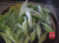 Illustration of how to make celery mixed with peach kernels 4