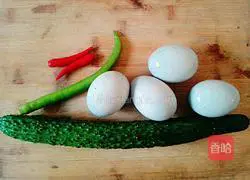 Illustration of how to make cucumbers mixed with preserved eggs 1