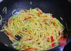 Illustration of how to make pepper-fried shredded potatoes 9