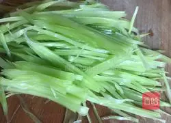 Illustration of how to make jade shreds with garlic chili sauce 1