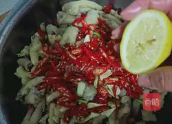 Illustration of how to soak feet and chicken feet in lemon 5