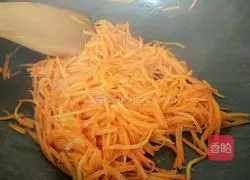 Illustration of how to make spicy stir-fried shredded carrots 6