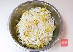 Illustration of how to stir-fry mung bean sprouts with chives 1