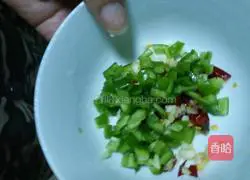 Illustration of how to pour enoki mushrooms in oil 5