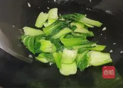 Illustration of how to stir-fry Shanghai greens with wolfberry 5