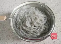 An illustration of how to climb a tree 5