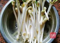 Illustration of how to make cold peanut sprouts 2