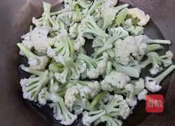 Illustration of how to make fried cauliflower and dried shrimps 3