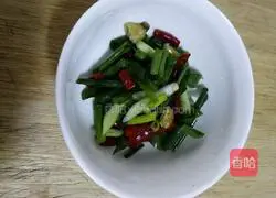 Illustration of how to make spicy and sour cabbage stir-fried wide noodles 3